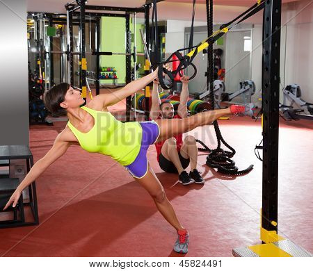 CrossFit Fitness TRX-Training-Übungen bei Fitness Frau und Dip-Ringe Mann workout