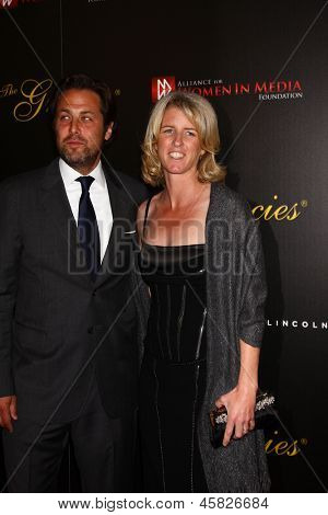 LOS ANGELES - 21 maja: Rory Kennedy i mąż Mark Bailey przybywają do 38 dorocznych nagród Gracie 
