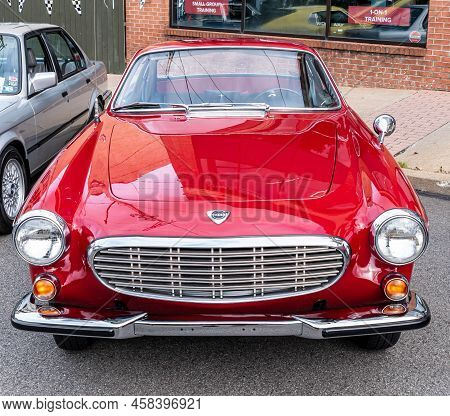 Pittsburgh, Pennsylvania, Usa July 18, 2022 A Red Volvo Coupe At The Shadyside Car Show Associated W