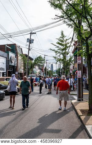 Pittsburgh, Pennsylvania, Usa July 18, 2022 People Walking Along Walnut Street Looking At Show Cars 