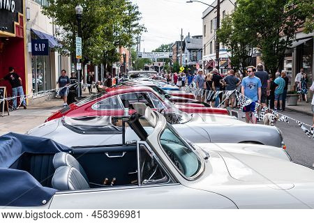 Pittsburgh, Pennsylvania, Usa July 18, 2022 People Walking Along Walnut Street Looking At Show Cars 