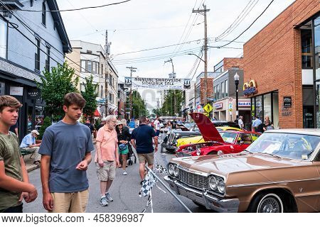 Pittsburgh, Pennsylvania, Usa July 18, 2022 People Walking Along Walnut Street Looking At Show Cars 