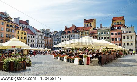 Warsaw, Poland - August 2021: Tourists Explore Beautiful Old Town Market Square, Which Was Completel