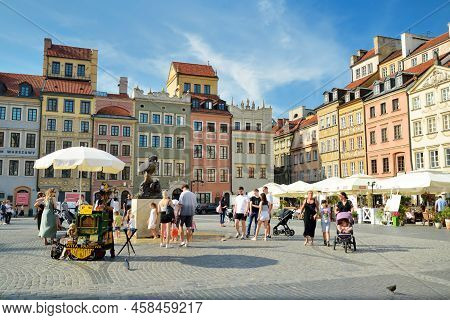 Warsaw, Poland - August 2021: Tourists Explore Beautiful Old Town Market Square, Which Was Completel