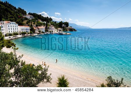 Bela praia do Adriático e lagoa com água turquesa, perto de Split, Croácia