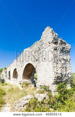pozůstatky římského akvaduktu poblíž Meunerie, Provence, Francie