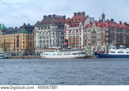 Stockholm, Sweden - 04.16.2017: Beautiful Big Old Houses Of Ostermalm, The Rich District, With Water