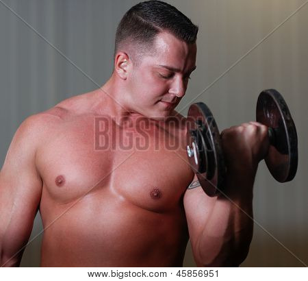 Powerlifter med Dumbels i Gym