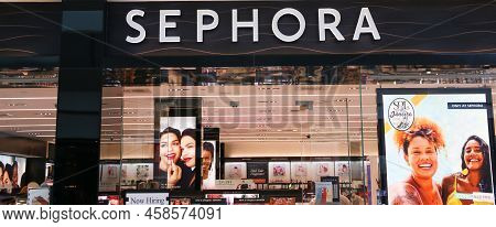 Huntington, New York, Usa - 1 May 2022: Looking Through The Windows Os A Sephora Store In A Mall On 