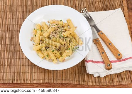 Portion Of Boiled Short Tube-shaped Grooved Pasta Mixed With Stuffing Of Boiled Chopped Pork, Fried 