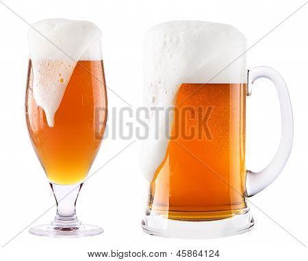 Gelida birra fresca con schiuma isolato