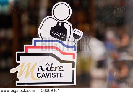 Bordeaux , Aquitaine France - 07 13 2022 : Maitre Caviste Logo Brand And Text Sign Shop Facade Of Fr