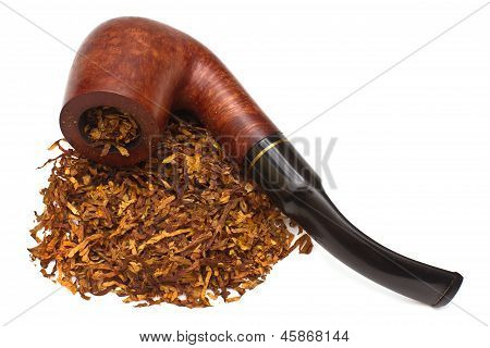 Fumare pipa con il tabacco, isolato