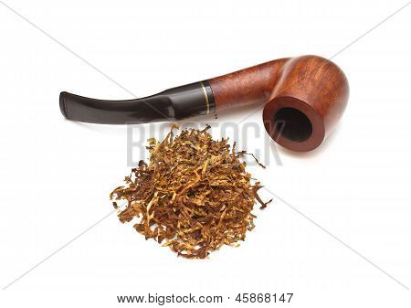 Fumare pipa con il tabacco, isolato
