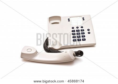 Telefono in plastica grigia su sfondo bianco