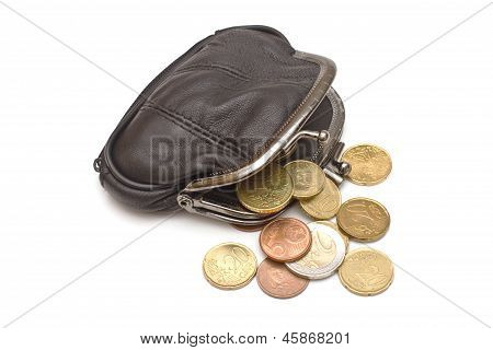 Borsa in pelle nera e diverse monete Euro su sfondo bianco