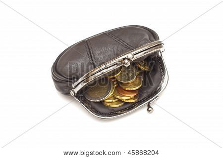 Borsa in pelle nera e diverse monete Euro su sfondo bianco