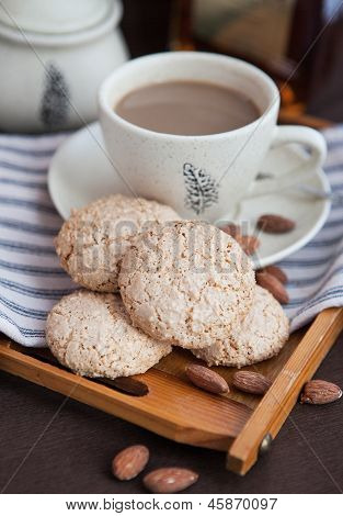 Mandel cookies på en bakke på baggrund af kaffekop