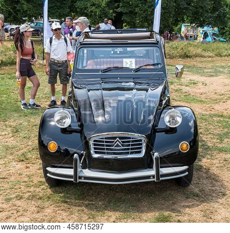 Pittsburgh, Pennsylvania, Usa July 24, 2022 The Pittsburgh Vintage Gran Prix In Schenley Park, A Yea