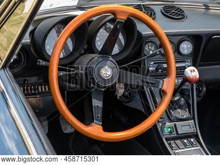 Pittsburgh, Pennsylvania, Usa July 24, 2022 The Pittsburgh Vintage Gran Prix In Schenley Park, A Yea