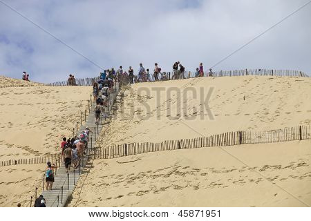 PYLA SUR MER, FRANCE - 8 août : Les gens visite de la célèbre dune du Pyla, la plus haute dune de sable d'E