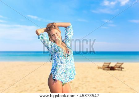 Jovem mulher 9º na praia no resort exótico