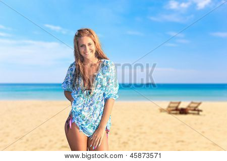 Jovem mulher 9º na praia no resort exótico