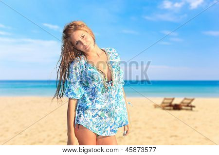 Jovem mulher 9º na praia no resort exótico