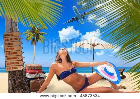 Jovem mulher 9º na praia no resort exótico conceito de viagens
