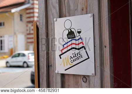 Bordeaux , Aquitaine France - 07 13 2022 : Maitre Caviste Logo Brand And Text Sign Shop Of French Wi