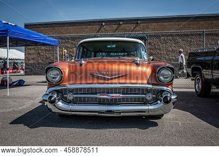 Lebanon, Tn - May 14, 2022: Front View Of A 1957 Chevrolet 210 Station Wagon At A Local Car Show.