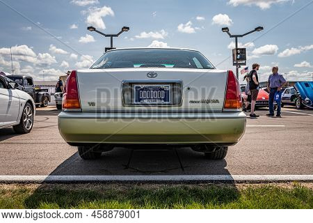 Lebanon, Tn - May 14, 2022: Low Perspective Rear View Of A 1996 Toyota Crown Majesta Sedan At A Loca