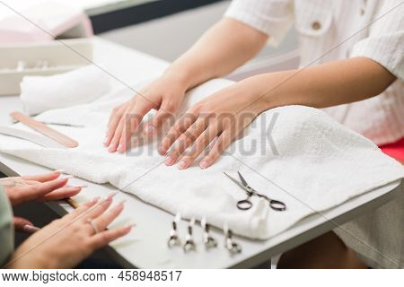 Brasilian Latin Mid Woman Manicure Profesional Puting To A Cliente Fiberglass Nails Autumn Evoque