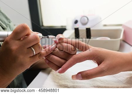 Brasilian Latin Mid Woman Manicure Profesional Puting To A Client Fiberglass Nails Autumn Evoque