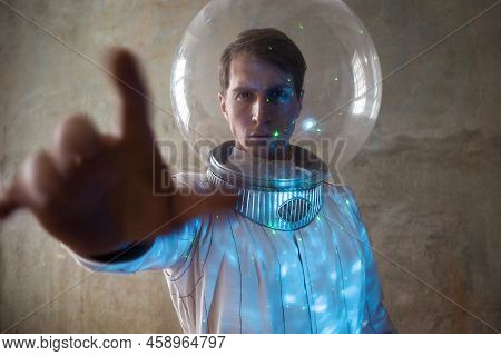 An Astronaut On A Desert Planet Alone, An Explorer On A Distant Planet, Other Worlds And Civilizatio