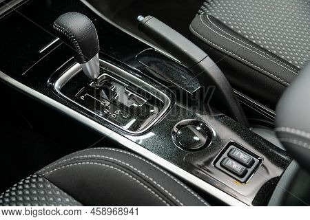 Novosibirsk, Russia -   March 11, 2022:    Mitsubishi Outlander, Automatic Gear Stick Of A Modern Ca