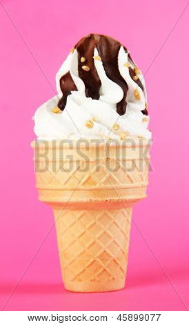 Läckra glass med choklad, på rosa bakgrund