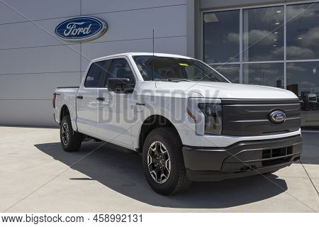 Indianapolis - Circa July 2022: Ford F-150 Lightning Display. Ford Offers The F150 Lightning All-ele