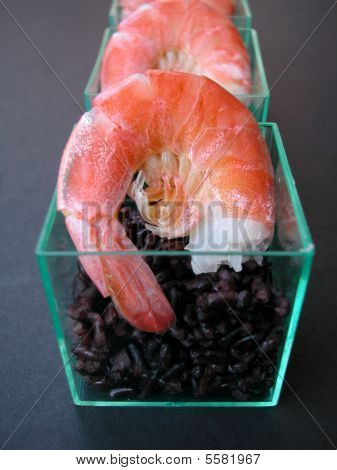 Camarões com arroz preto