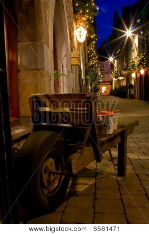 Alte Hauptstraße dekoriert mit Lichtern in der Nacht