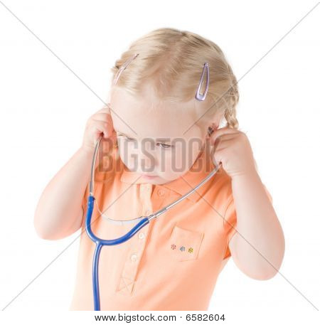 Kleines Mädchen mit Sthetoscope