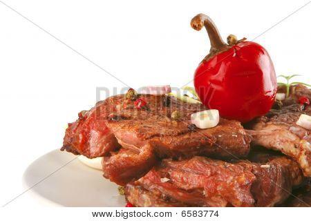 Servita carne di manzo sul piatto grigio