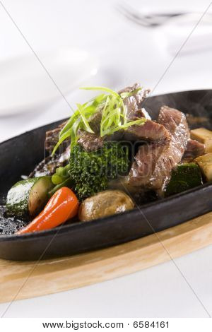 Med & pepř syčící hovězí maso a zelenina