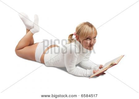 Mädchen In weißen lesen