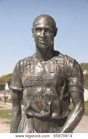 Henrik Larsson Statue
