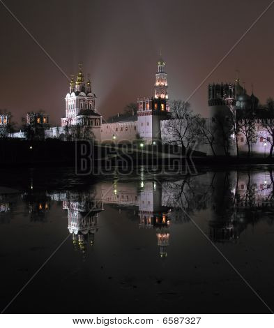 Convento di Novodevičij a Darc e freddo novembre sera.