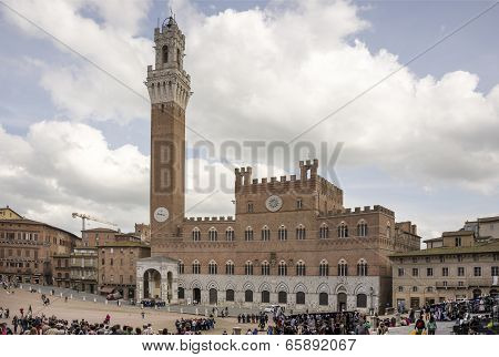 Tourists Visiting The Sights Of The Piazza Del Campo.siena