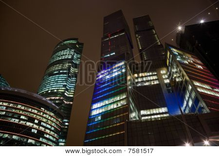 Pisos superiores do edifício de escritórios modernos à noite em Moscou