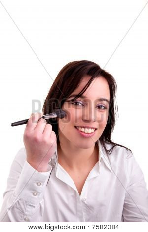 schöne, junge Frau mit einem Make-up-Pinsel
