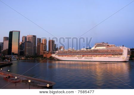 Oceano cruiseliner no porto.